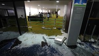 Pintu masuk istana presiden pecah dihancurkan demonstran.
