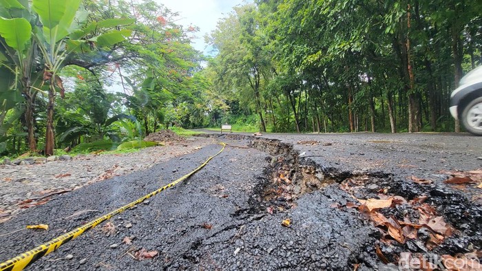Jalan ambles di Sukabumi.