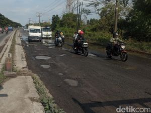 Hati-hati! Masih Ada Genangan dan Jalan Berlubang di Pantura Demak