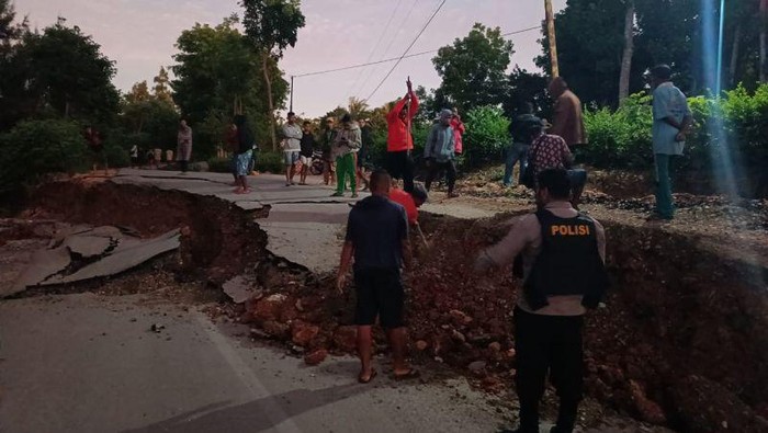 Jalan yang menghubungkan Desa Kie dengan Amanuban, Timur Tengah Selatan, Nusa Tenggara Timur, patah.