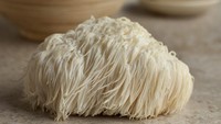 Memiliki bentuk yang unik, jamur Lions Mane ini awalnya tumbuh secara liar. Teksturnya yang mirip seperti daging lobster dan kepiting membuat harganya dibanderol hingga Rp 298.000. Foto: Grocycle