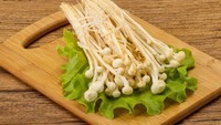 Populer di pasaran, jamur enoki ternyata tak semurah yang dibayangkan. Per kilogram jamur enoki ada yang menyentuh harga Rp 240.000.Foto: Grocycle