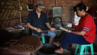 Bahan baku hio ini tersebut dari sekam kayu jati.