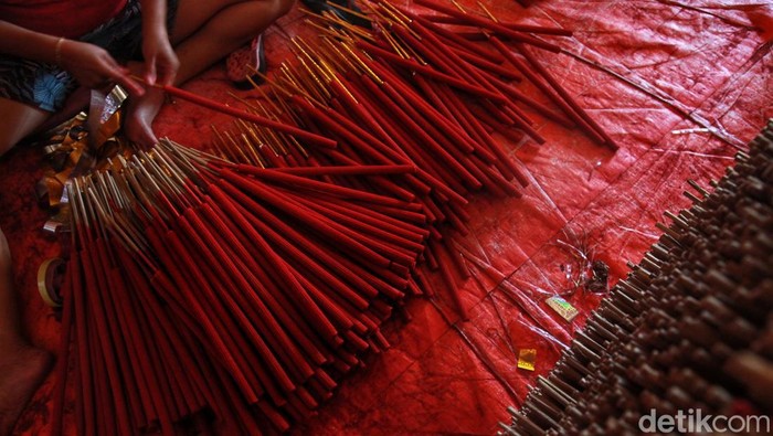 Permintaan hio dupa untuk sembahyang kini meningkat saat menjelang tahun baru Imlek. Permintaan ini membludak hingga ke daerah Jawa hingga Kalimantan.