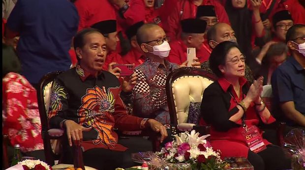 Momen menarik terekam saat acara puncak perayaan HUT ke-50 PDIP. Presiden Joko Widodo (Jokowi) ikut bernyanyi dan Ketum PDIP Megawati Soekarnoputri tepuk tangan saat penyanyi Denny Caknan menghibur acara HUT ke-50 PDIP.