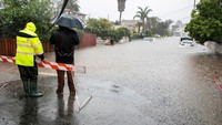 Sejumlah mobil juga terendam banjir di Santa Barbara, California.