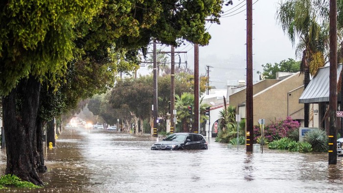 Kala Banjir di California Jadi Arena Selancar Banjir menerjang Santa Barbara, California, Senin (9/1/2023) waktu setempat. Namun banjir ini justru dimanfaatkan oleh seorang warga untuk berselancar.