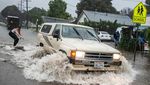 Kala Banjir di California Jadi Arena Selancar