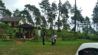 Fasilitas di Karaha Bodas masih belum memadai, tapi sudah ada toilet dan gazebo untuk bersantai. Foto: Agus Gunawan