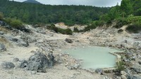 Kolam air belerang yang diklaim bagus untuk pengobatan. Foto: Agus Gunawan 