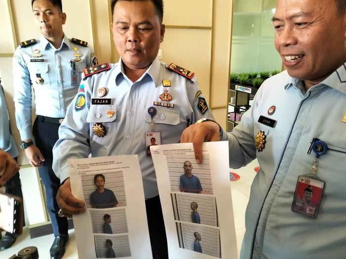 Kepala Divisi Pemasyarakatan Kanwil KemenkumHAM Banten Masjuno menunjukkan 2 tampang napi yang kabur pada Rabu (28/12/2022) lalu.