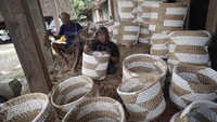 Harga yang dijual pun mulai dari Rp 350 ribu hingga Rp 400 ribu per paket isi tiga buah keranjang kecil, sedang dan besar.