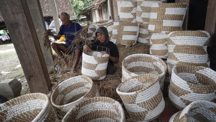 Perajin menyelesaikan keranjang anyaman rumput mendong (Fimbristylis umbellaris) di Dukuh Kowang, Ngargotirto, Sumberlawang, Sragen, Jawa Tengah, Selasa (10/1/2023). Kerajinan keranjang anyaman mendong dengan memberdayakan warga sekitar tersebut mampu menembus pasar ekspor ke Singapura, Uni Emirat Arab hingga Korea Utara dan dijual Rp350 ribu hingga Rp400 ribu per paket isi tiga buah keranjang kecil, sedang dan besar. ANTARA FOTO/Mohammad Ayudha/rwa.
