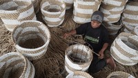 Perajin menyelesaikan keranjang anyaman rumput mendong (Fimbristylis umbellaris) di Dukuh Kowang, Ngargotirto, Sumberlawang, Sragen, Jawa Tengah, Selasa (10/1/2023).