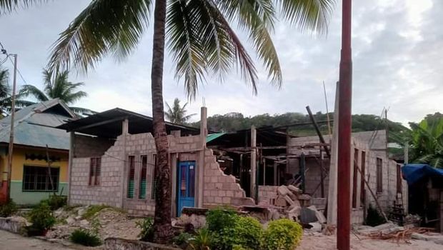 Kerusakan terjadi di Desa Watuwei, Kecamatan Dawelor Daweya, Maluku Barat Daya usai gempa M 7,5 dini hari tadi.