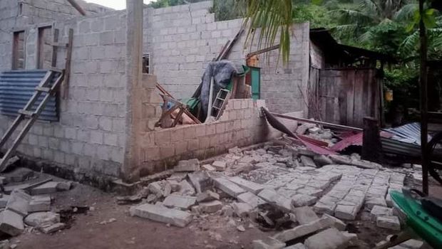 Kerusakan terjadi di Desa Watuwei, Kecamatan Dawelor Daweya, Maluku Barat Daya usai gempa M 7,5 dini hari tadi.