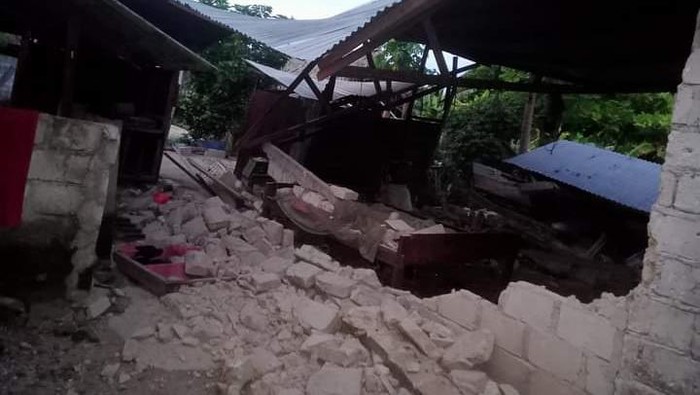 Kerusakan terjadi di Desa Watuwei, Kecamatan Dawelor Daweya, Maluku Barat Daya usai gempa M 7,5 dini hari tadi.