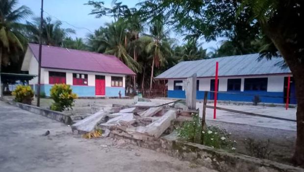 Kerusakan terjadi di Desa Watuwei, Kecamatan Dawelor Daweya, Maluku Barat Daya usai gempa M 7,5 dini hari tadi.