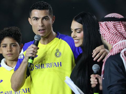 Klub sepak bola al-Nassr Arab Saudi menunjukkan penyerang baru Portugal Al-Nassr Cristiano Ronaldo (Tengah) bersama rekannya Georgina Rodriguez (Tengah) dan anak-anak mereka berdiri di atas panggung selama pembukaannya di Stadion Mrsool Park di Saudi ibu kota Riyadh pada 3 Januari 2023. (AFP/JORGE FERRARI)
