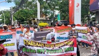 Para peternak melakukan aksi persis di depan gerbang Kemendag dengan membawa spanduk berisikan tuntutan-tuntutan mereka. Sejumlah polisi juga berjaga di sisi jalan sembari mengatur pengguna jalan. Foto: Aulia Damayanti