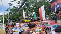 Para peternak mengeluhkan harga ayam hidup di kelas kandang anjlok sejak liburan Natal 2022 sekitar Rp 15.000 per kilogram (kg). Foto: Aulia Damayanti