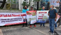 Peternak juga mengeluhkan perusahaan-perusahaan besar jangan menjual ayam ke pasar tradisional. Foto: Aulia Damayanti