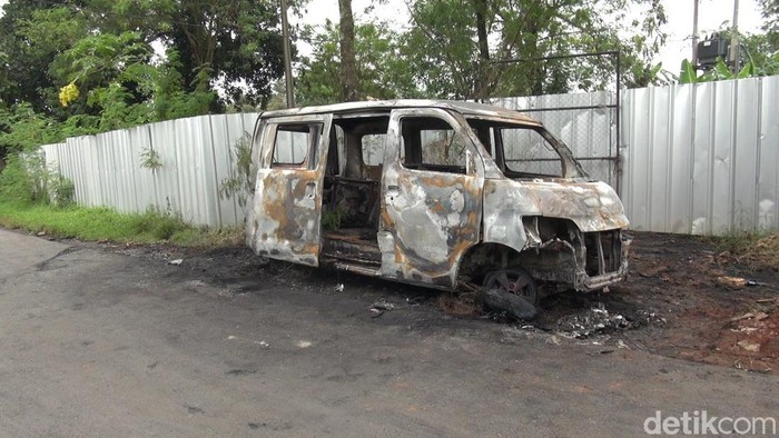 Kondisi mobil es krim yang terbakar di Subang, Selasa (10/1/2023).