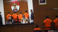 Johanis Tanak mengatakan, 10 orang tersangka yang ditahan berinisial SP, SN, MT, SP, RW, PR, TR, MJ, IK, dan SA.  