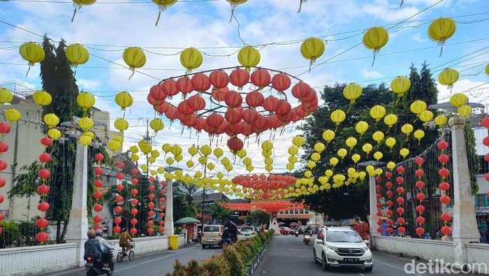 Suasana Imlek di Kota Solo. Tampak lampion dan patung shio kelinci dipajang di Kota Solo. Foto diambil Selasa (10/1/2023).
