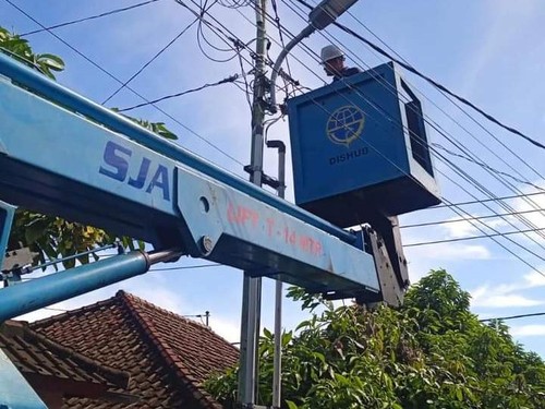 Petugas Dishub Buleleng saat melakukan perbaikan di sejumlah PJU di Kabupaten Buleleng, Bali.