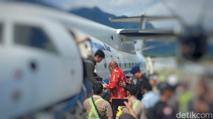 Lukas Enembe Menuju Jakarta