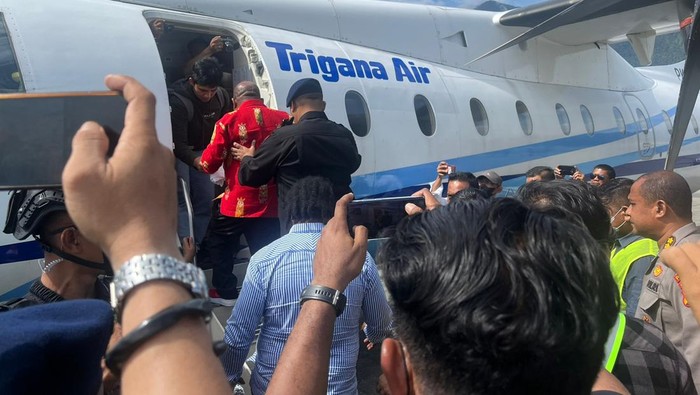 Lukas Enembe saat Dibawa Tim KPK