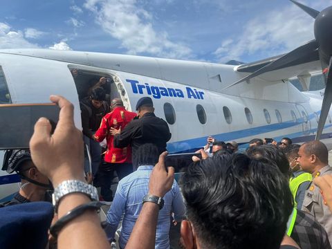 Lukas Enembe saat Dibawa Tim KPK