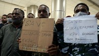 Sejumlah mahasiswa Papua menyatakan dukungan moril di area kedatangan Bandara Internasional Sam Ratulangi, Manado. Sebelumnya, KPK resmi mengumumkan Lukas Enembe sebagai tersangka di kasus dugaan tindak pidana korupsi pemberian dan penerimaan hadiah atau janji pembangunan infrastruktur di Papua.