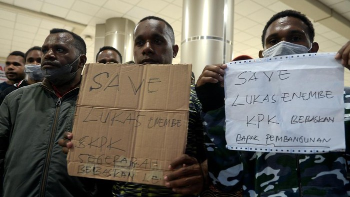Lukas Enembe Transit di Manado, Bandara Sam Ratulangi Dijaga Ketat Anggota Polisi bersiaga di area Bandara Internasional Sam Ratulangi, Manado, SUlawesi Utara, Selasa (10/02/2023). Pengetatan keamanan bandara dilaksanakan terkait penangkapan Gubernur Papua, Lukas Enembe oleh KPK yang transit di Manado dalam perjalanannya ke Jakarta. ANTARA FOTO/Adwit B Pramono.