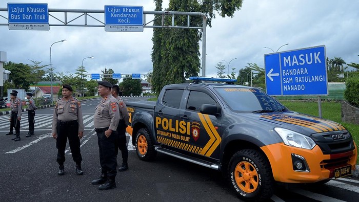 Lukas Enembe Transit di Manado, Bandara Sam Ratulangi Dijaga Ketat Anggota Polisi bersiaga di area Bandara Internasional Sam Ratulangi, Manado, SUlawesi Utara, Selasa (10/02/2023). Pengetatan keamanan bandara dilaksanakan terkait penangkapan Gubernur Papua, Lukas Enembe oleh KPK yang transit di Manado dalam perjalanannya ke Jakarta. ANTARA FOTO/Adwit B Pramono.