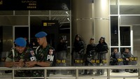 Sejumlah prajurit TNI bersiaga di area kedatangan Bandara Internasional Sam Ratulangi, Manado. Lukas Enembe ditangkap di salah satu rumah makan di Papua. Setelahnya, dia segera diterbangkan ke Jakarta untuk menjalani pemeriksaan intensif.