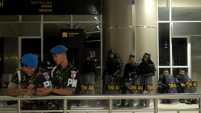 Anggota Polisi bersiaga di area Bandara Internasional Sam Ratulangi, Manado, SUlawesi Utara, Selasa (10/02/2023). Pengetatan keamanan bandara dilaksanakan terkait penangkapan Gubernur Papua, Lukas Enembe oleh KPK yang transit di Manado dalam perjalanannya ke Jakarta. ANTARA FOTO/Adwit B Pramono.