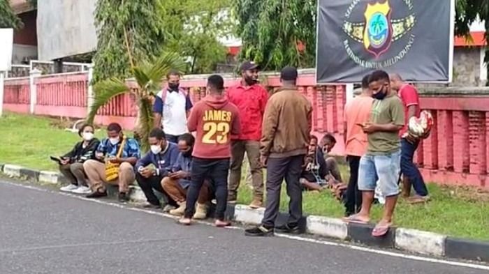 Puluhan mahasiswa asal Papua di Kota Manado Sulawesi Utara (Sulut) mendatangi Bandara Sam Ratulangi untuk menemui Gubernur Papua Lukas Enembe.