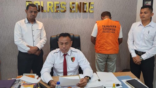 Kasat Reskrim Polres Ende, Iptu Yance Kadiaman memperlihatkan mantan Kepala Desa Wewaria Vitalis Nuri yang mengkorupsi dana desa di Kabupaten Ende.