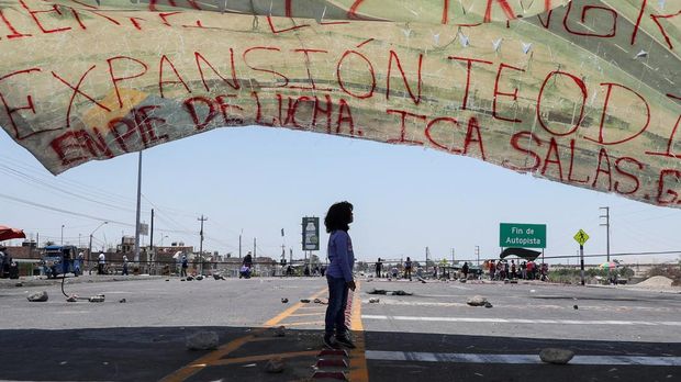 Massa aksi anti-pemerintah di Peru terlibat bentrok dengan petugas pengamanan. (REUTERS/SEBASTIAN CASTANEDA)