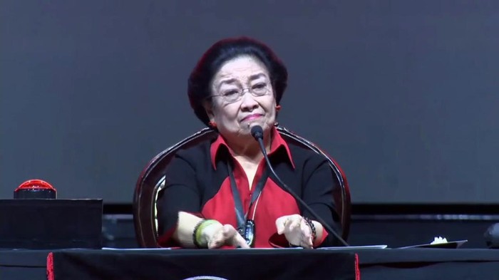 Megawati Soekarnoputri menyampaikan pidato dalam HUT ke-50 PDIP di JIExpo, Kemayoran. Dalam kesempatan tersebut Megawati sempat hampir menangis.