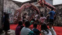 Sejumlah anak-anak tampak antusias menyaksikan sesi latihan tari naga.