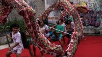 Tarian naga ini biasa disebut dengan Liong.