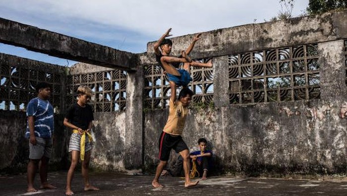 Perayaan tahun baru Imlek idenik dengan salh satu tarian naga. Begini para anggota tari naga saat melakukan sesi latihan di Bogor.