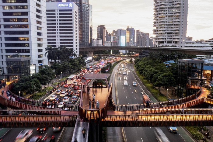 Sejumlah warga berjalan di Jembatan Penyeberangan Orang (JPO) Pinisi, di Jalan Jenderal Sudirman, Jakarta, Senin (9/1/2023). Menurut data dari perusahaan konsultasi global untuk real estate, pariwisata, dan pembangunan ekonomi, Resonance Consultancy, Jakarta berada di peringkat ke-89 terbaik di dunia tahun 2023 atau Worlds Best Cities 2023 di atas sejumlah kota-kota lainnya, antara lain Nagoya dan Sendai di Jepang, Hanoi di Vietnam, Cologne dan Stuttgart di Jerman, dan Marseille di Prancis. ANTARA FOTO/M Risyal Hidayat/tom.