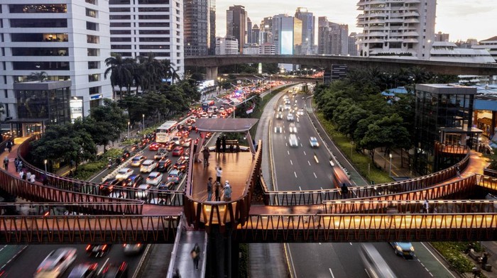 Sejumlah warga berjalan di Jembatan Penyeberangan Orang (JPO) Pinisi, di Jalan Jenderal Sudirman, Jakarta, Senin (9/1/2023). Menurut data dari perusahaan konsultasi global untuk real estate, pariwisata, dan pembangunan ekonomi, Resonance Consultancy, Jakarta berada di peringkat ke-89 terbaik di dunia tahun 2023 atau Worlds Best Cities 2023 di atas sejumlah kota-kota lainnya, antara lain Nagoya dan Sendai di Jepang, Hanoi di Vietnam, Cologne dan Stuttgart di Jerman, dan Marseille di Prancis. ANTARA FOTO/M Risyal Hidayat/tom.