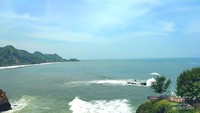 Pemandangan dari atas bukit Pantai Menganti.