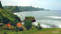 Pemandangan untuk menikmati matahari terbit dan matahari terbenam di Pantai Menganti.
