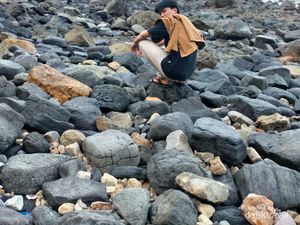 Menganti, Contoh Lengkap Wisata Pantai di Tengah Perbukitan